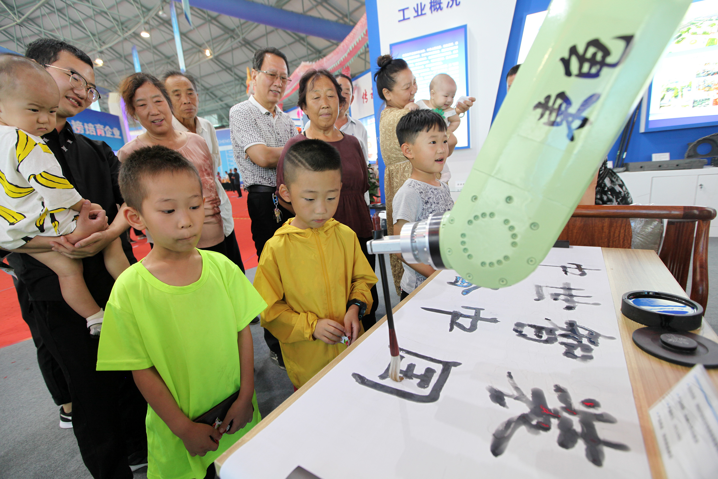 我省首届青少年科普嘉年华航模大赛举办"航模巨无霸"首次在我省表演_
