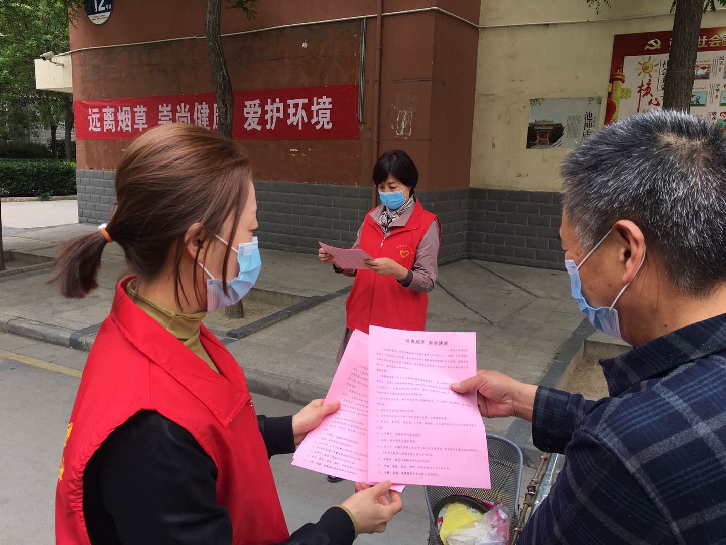 社区工作人员向居民发放禁烟控烟宣传资料 刘凯华 摄