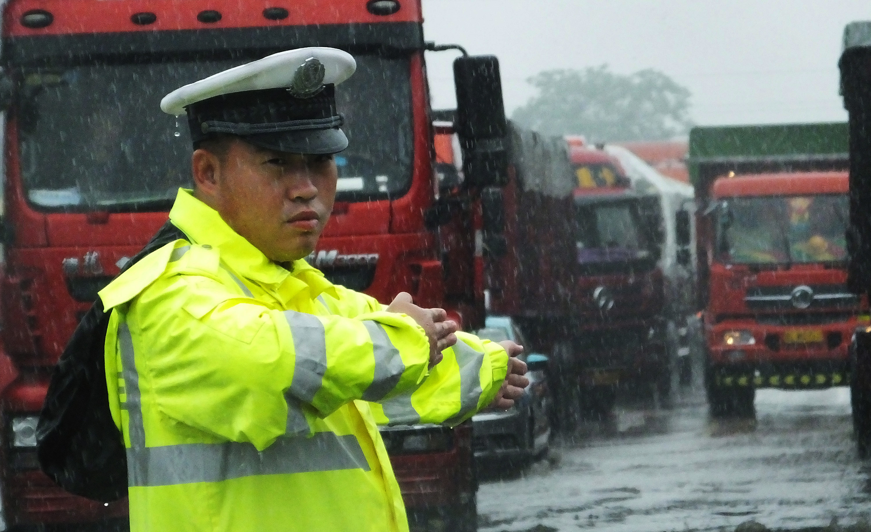 热浪升级，四川公安交警挥汗如雨坚守岗位 - 封面新闻