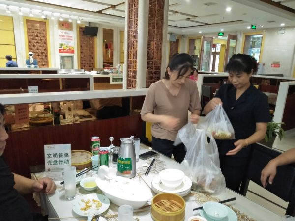 【“拒绝餐饮浪费”系列报道之调查篇】“光盘”渐成风尚