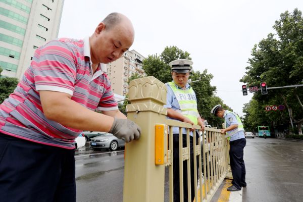 加强交通设施维护 助力文明城市创建