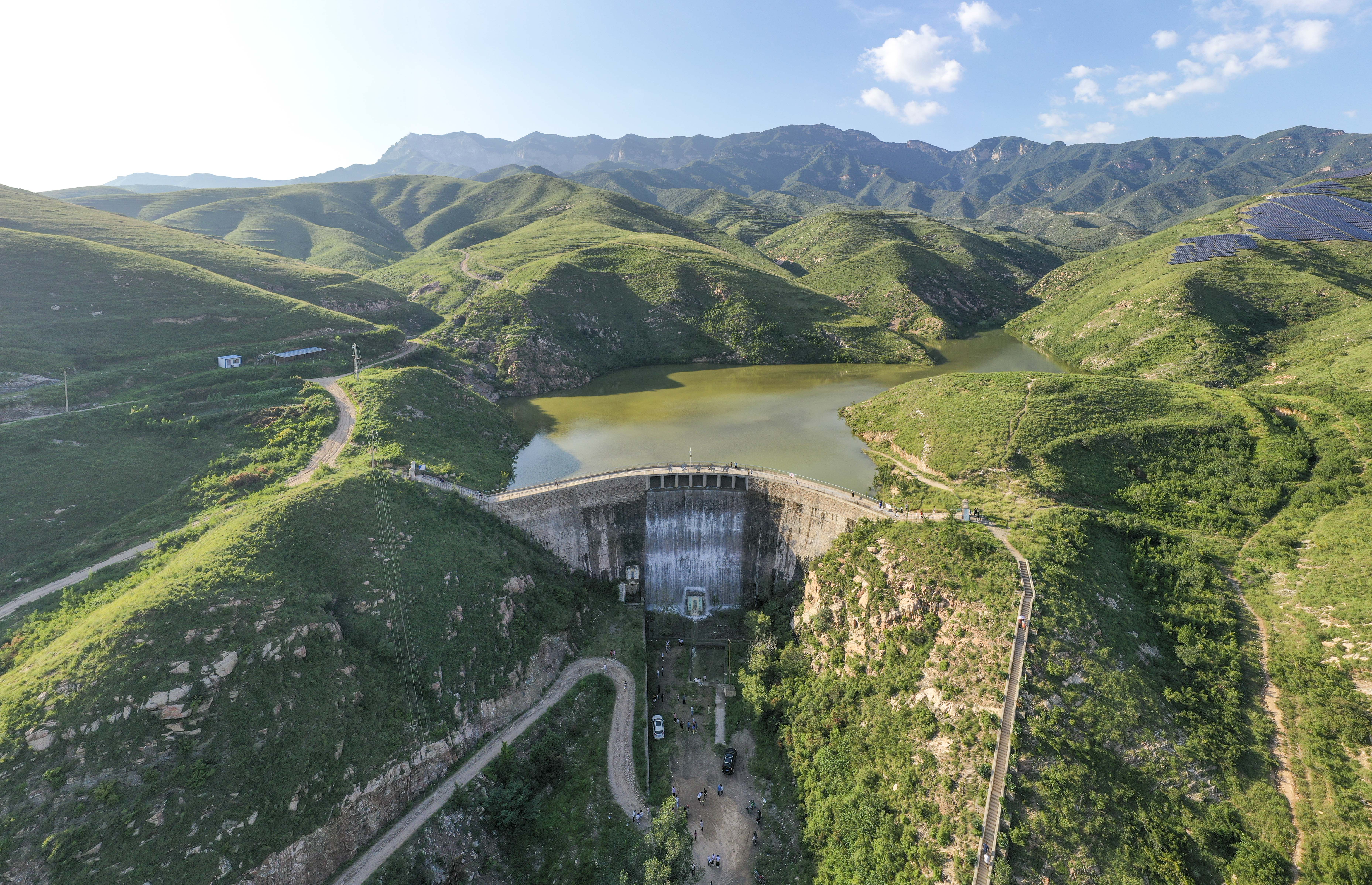 安徽六安佛子岭水库，被誉为“亚洲第一坝”，山色秀美，充满诗意_于河水_水面_人们
