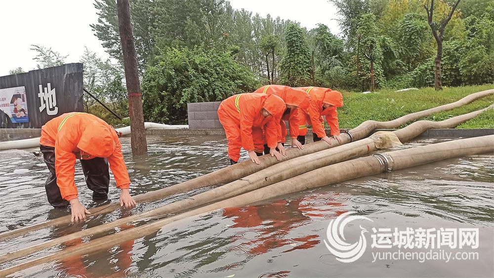 全员坚守 抽排积水