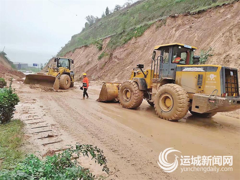 运城公路人日夜抢险抢通迎战强降雨