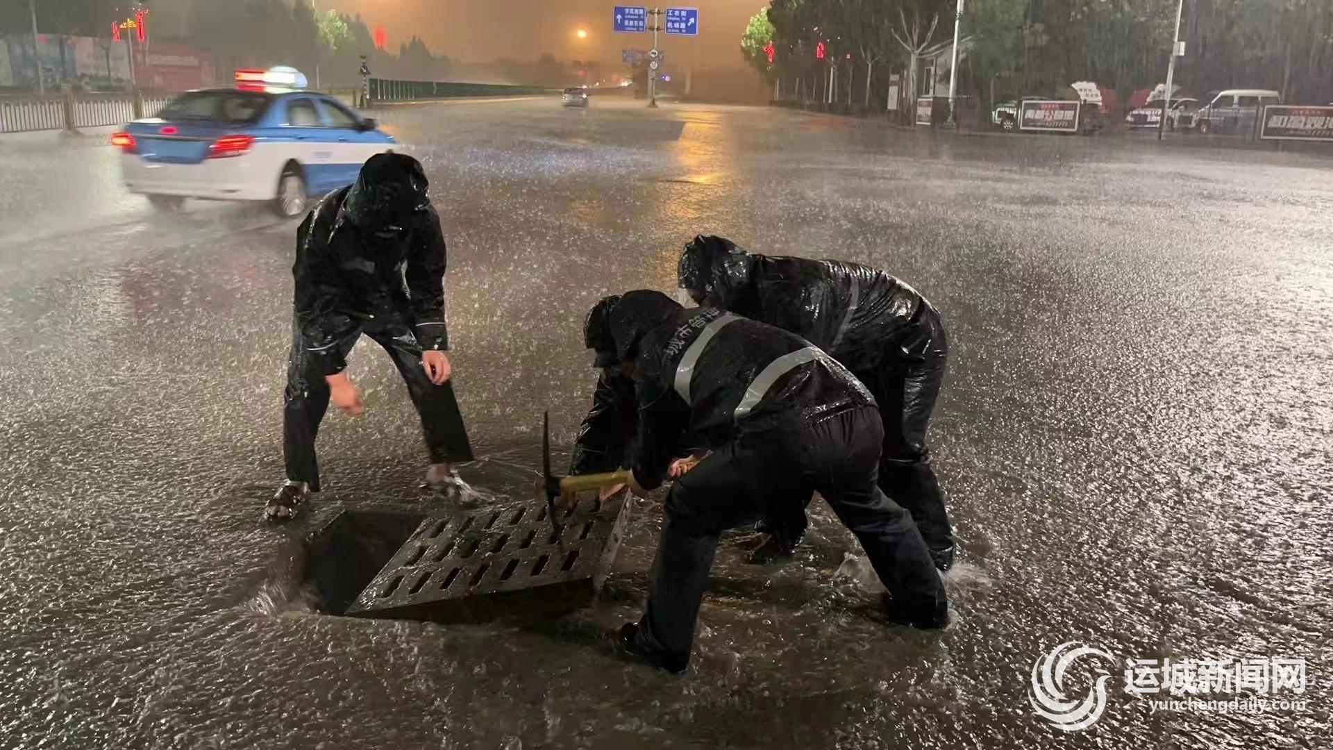 运城新闻网-这个暴雨夜 城市因你们彻夜坚守而安然