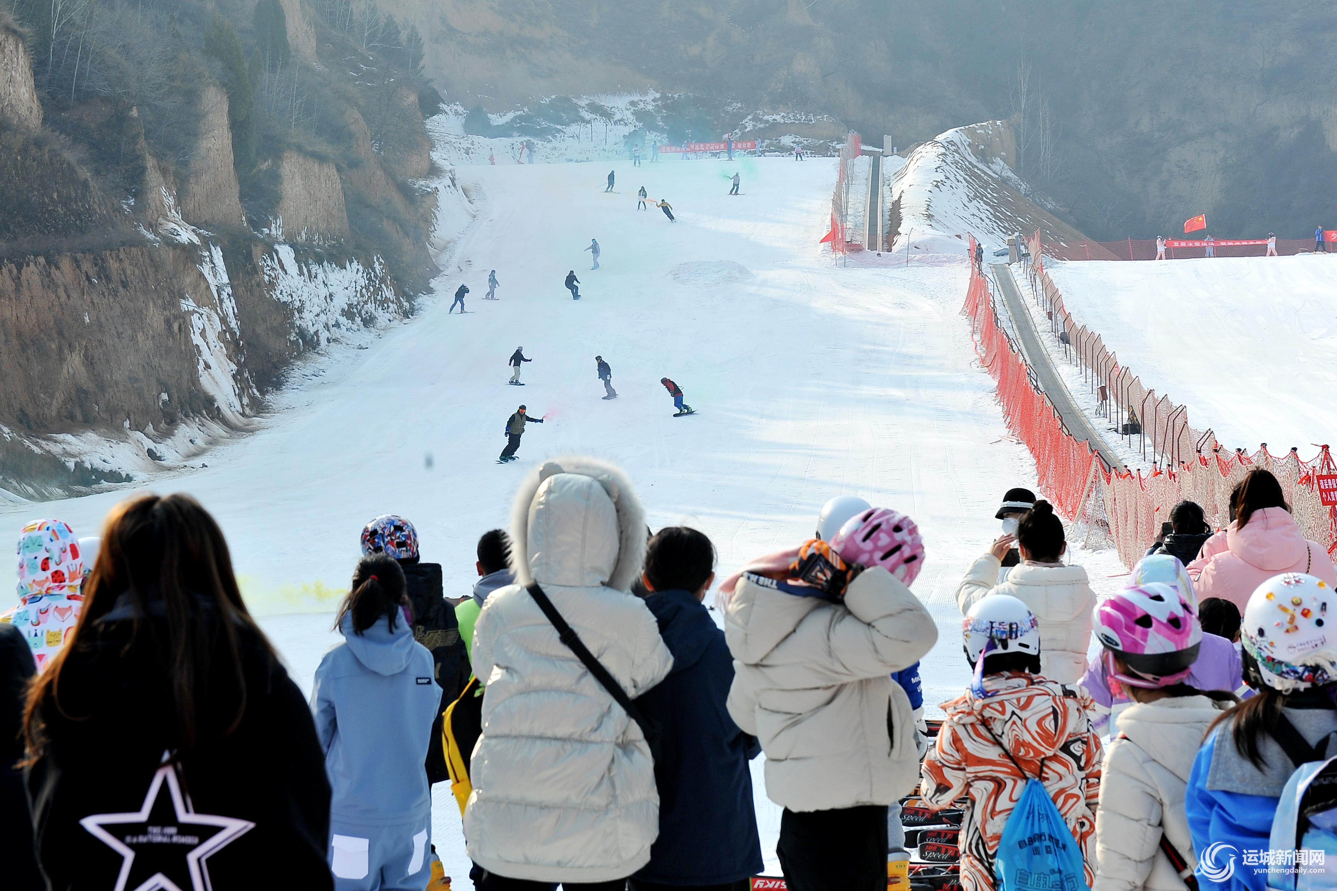 运城新闻网-万荣县孤峰山滑雪场：游客在体验滑雪乐趣