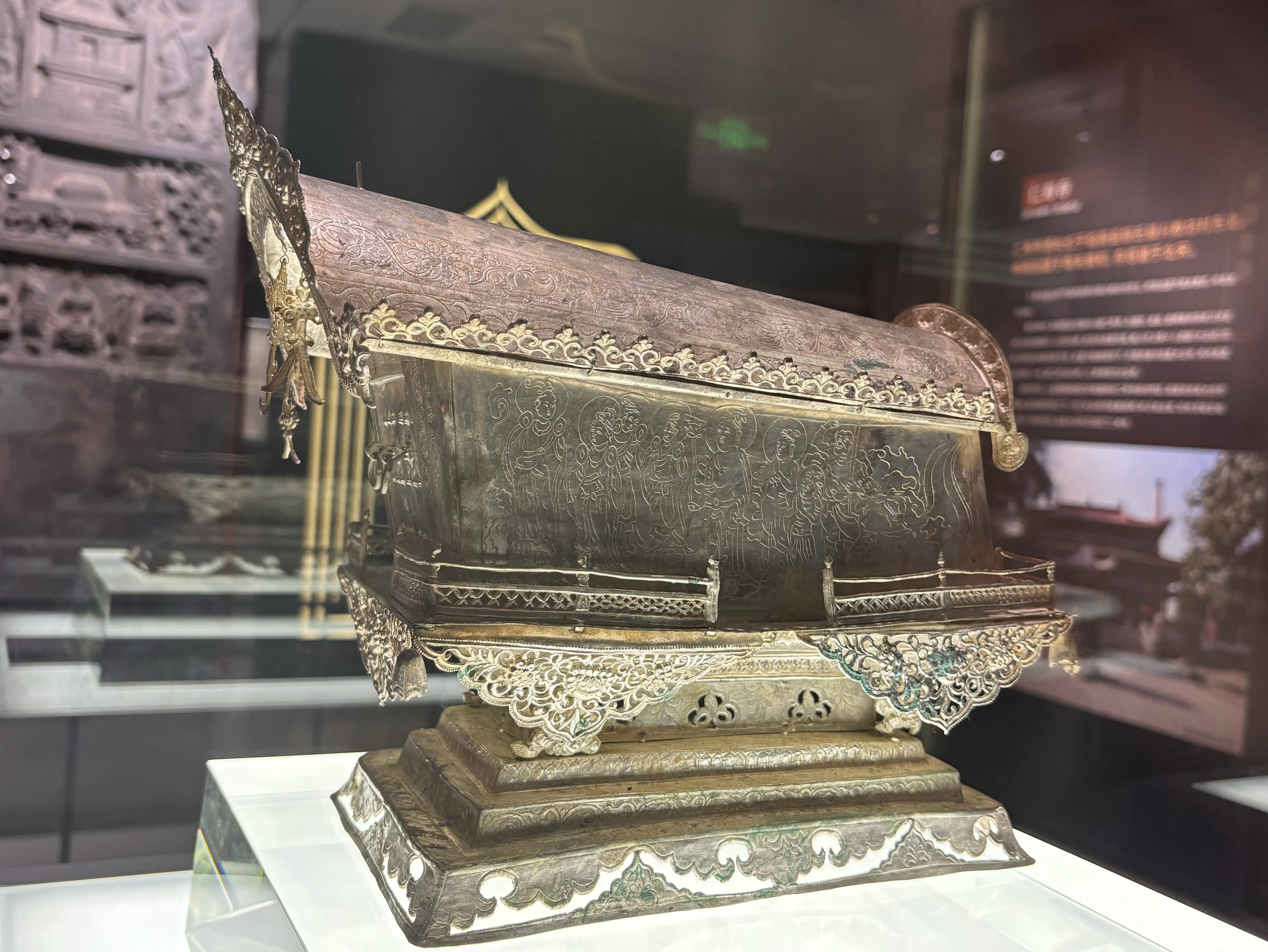 宋熙宁二年錾花佛陀与众弟子纹银棺：方寸间的历史缩影